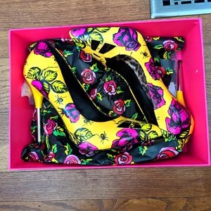 Betsey Johnson yellow floral heels sz9.5 NEW IN BOX